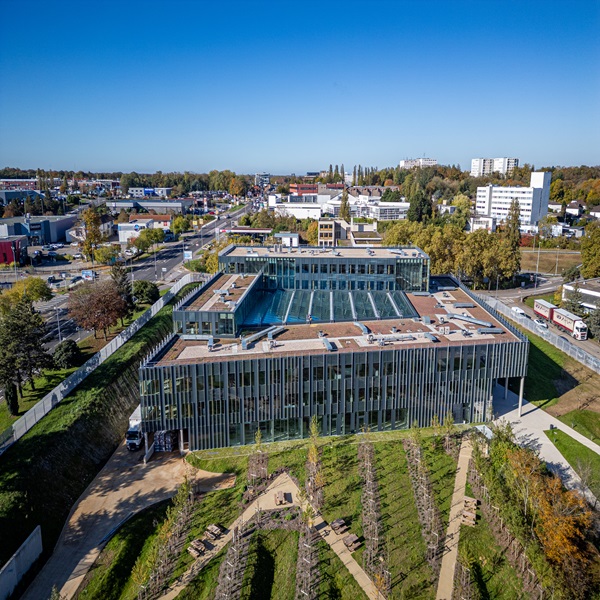 L'immeuble de bureaux à Laxou avec une vue panoramique.