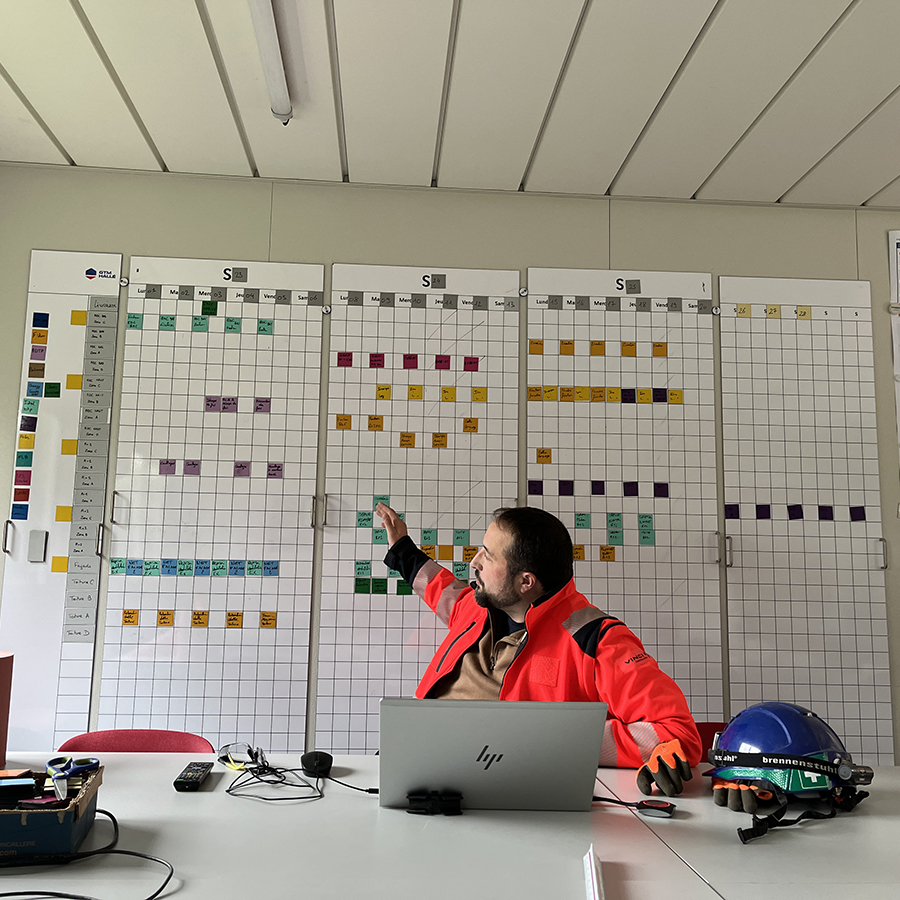 Un collaborateur de GTM Hallé présente l'organisation de son chantier selon la méthodologie du Last Planner System.