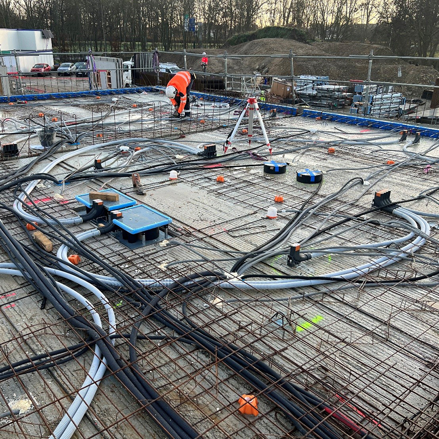 Un chantier de GTM Hallé prépare ses incorporations sur les lots techniques.