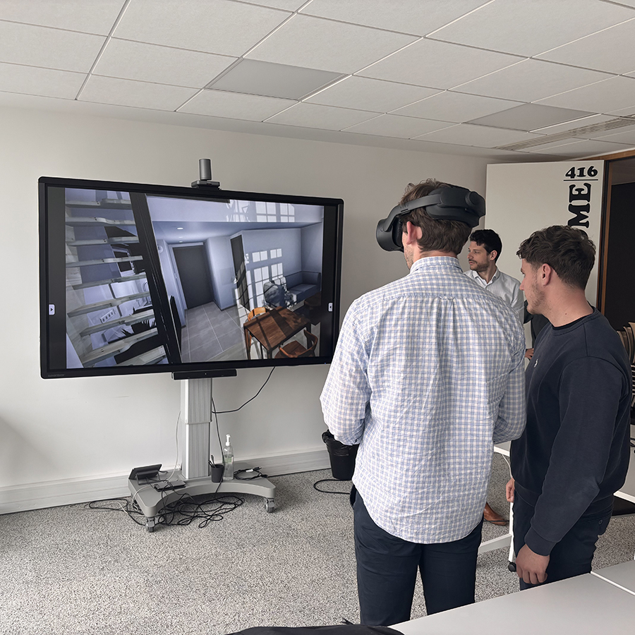 Visite virtuelle d'un logement témoin au moyen d'un casque VR.